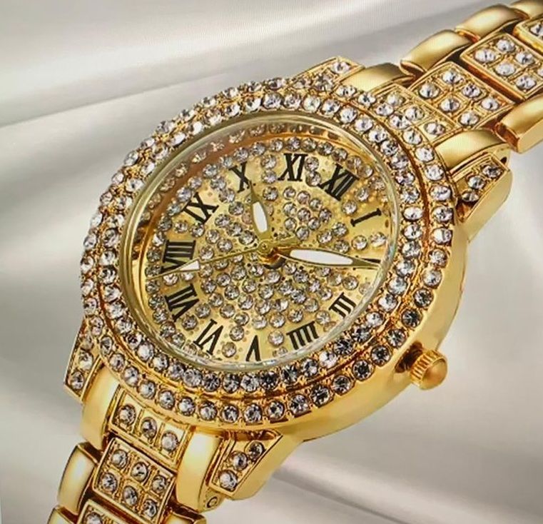 Een gouden horloge met Romeinse cijfers en strass steentjes