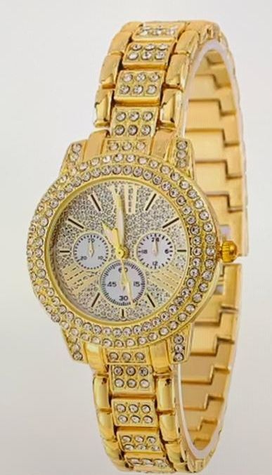 Een gouden horloge met strass steentjes op de wijzerplaat
