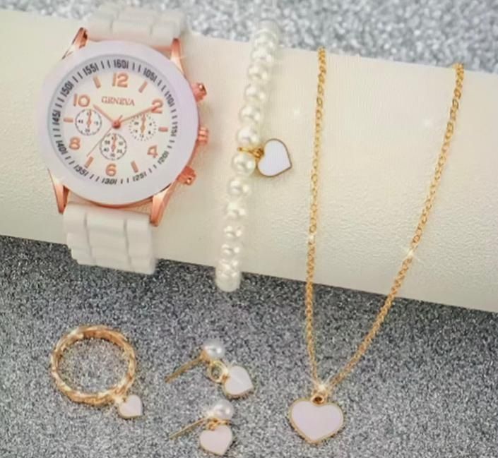 Een set sieraden bestaande uit een horloge en een ketting