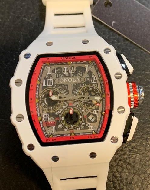 Een wit onola horloge met een rode wijzerplaat