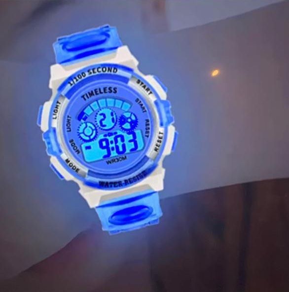 Een blauw en wit horloge dat tijdloosheid uitstraalt