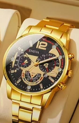 Een gouden horloge met een zwarte wijzerplaat en het nummer 12 erop