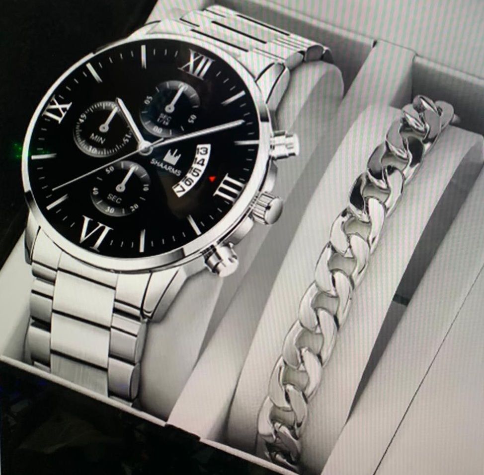 Een zilveren horloge met Romeinse cijfers en een zilveren armband