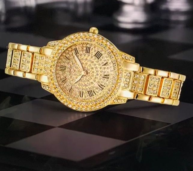 Een gouden horloge met Romeinse cijfers ligt op een schaakbord
