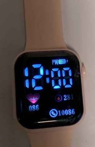 Een close-up van een slim horloge met een hartslagmeter.