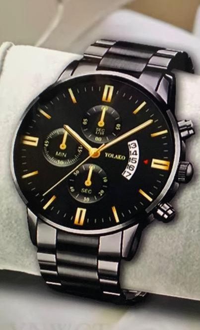 Een zwart en goud horloge met het woord polar op de wijzerplaat