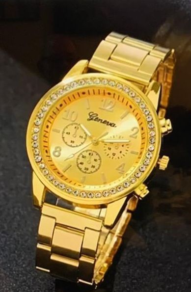 Een gouden horloge met het woord Genève op de wijzerplaat