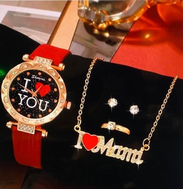 Een horloge met de tekst 'ik hou van jou' naast een ketting en oorbellen
