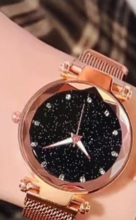 Een close-up van een horloge om iemands pols.