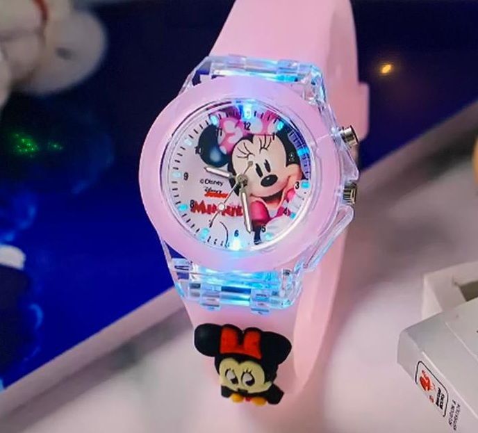Een roze horloge met Minnie Mouse erop