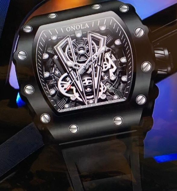 Een zwart horloge met het woord onola erop