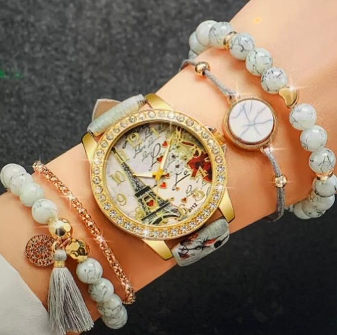 Een vrouw die een horloge met de Eiffeltoren erop draagt