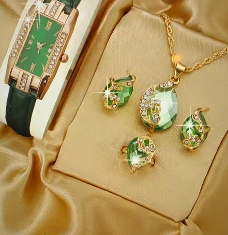 Een horlogeketting en oorbellenset in een doosje