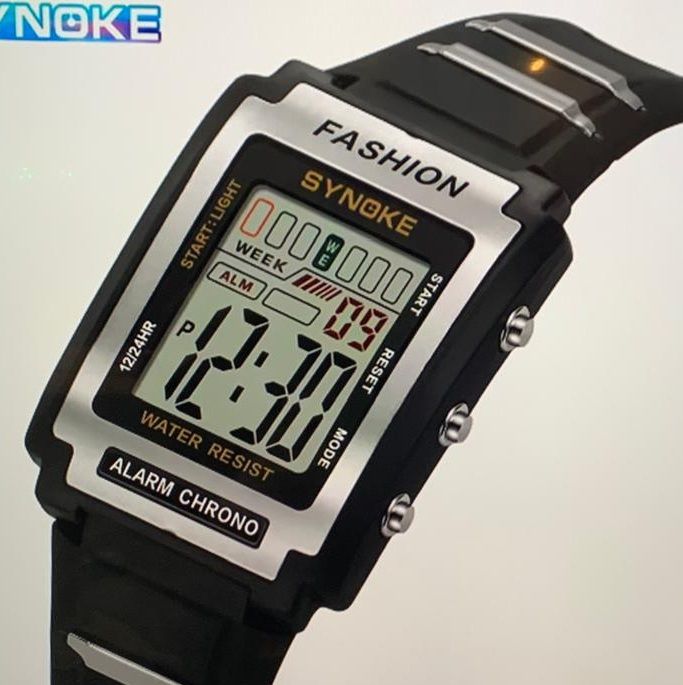 Een mode-Synoke-horloge geeft de tijd aan als 12:30