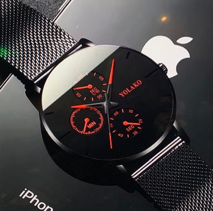 Een yolako-horloge ligt bovenop een iPhone