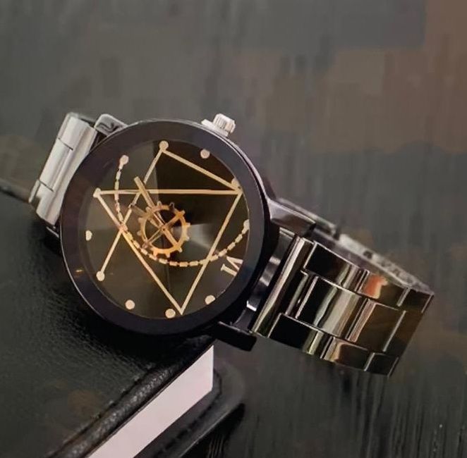 Een zwart horloge met Romeinse cijfers ligt bovenop een boek
