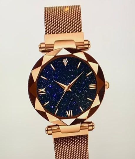 Een gouden horloge met een blauwe wijzerplaat en Romeinse cijfers