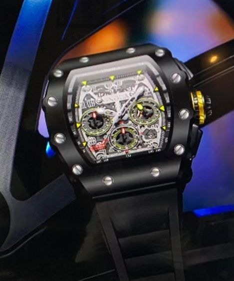 Een zwart horloge ligt bovenop een autowiel