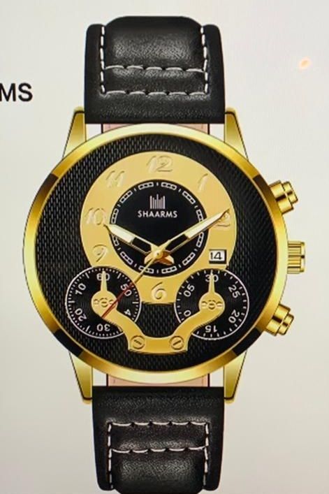 Een zwart en goud horloge met het woord saarms erop