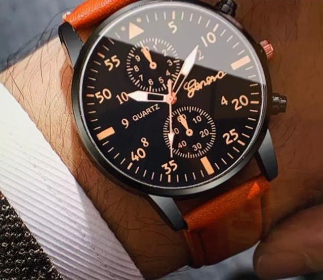Een man draagt een Genève horloge om zijn pols