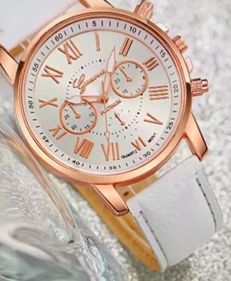 Een close-up van een horloge met Romeinse cijfers op de wijzerplaat