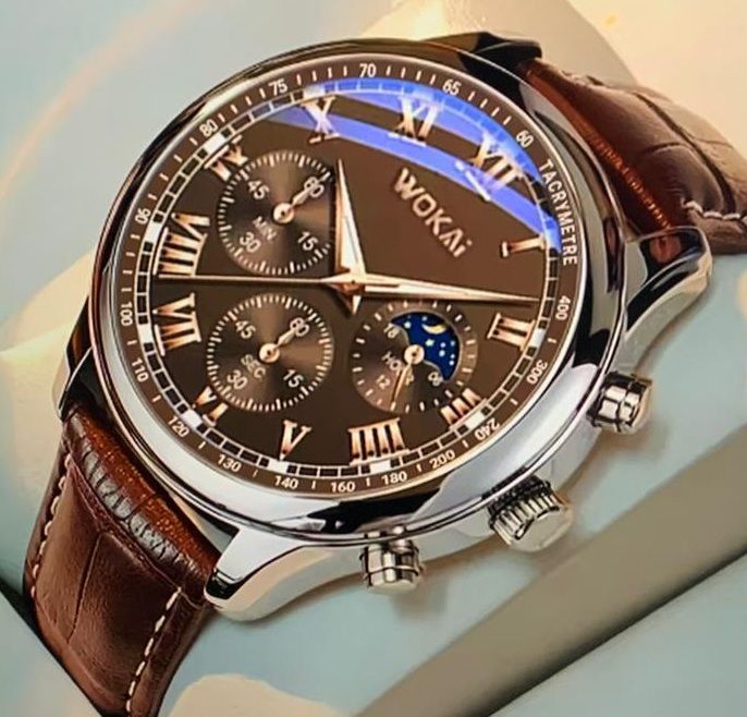 Een wokai horloge met een bruine leren band