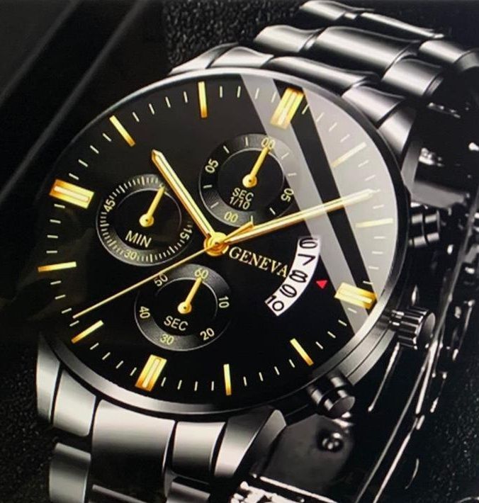 Een Genève horloge met een zwarte wijzerplaat en gouden wijzers