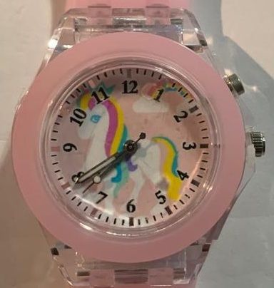 Een roze horloge met een eenhoorn op de wijzerplaat