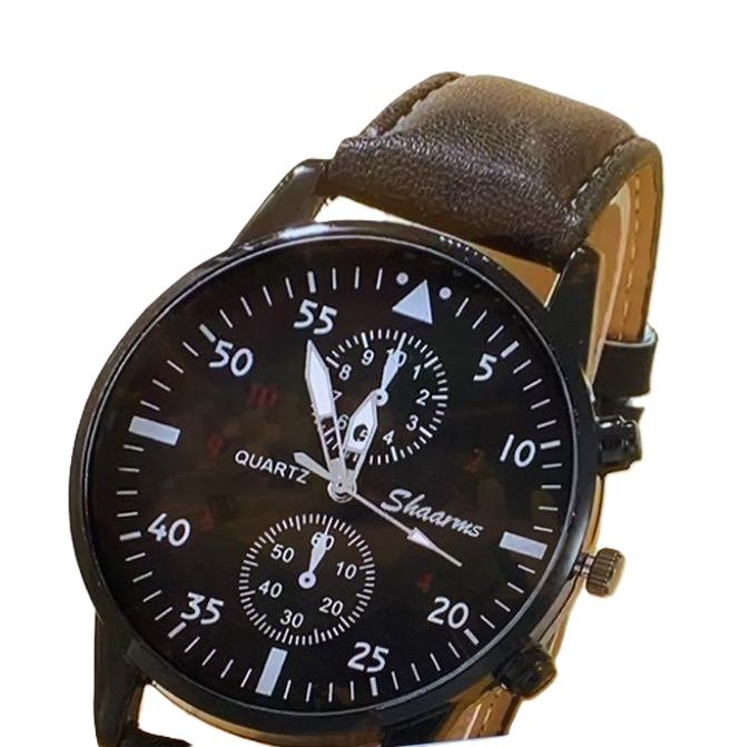 Een Shaarms quartzhorloge met een bruine leren band