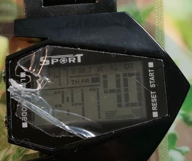 Een zwart sporthorloge met een gebroken scherm