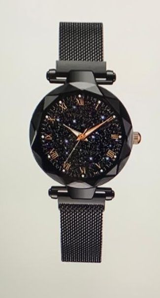Een zwart horloge met een meshband op een witte achtergrond.