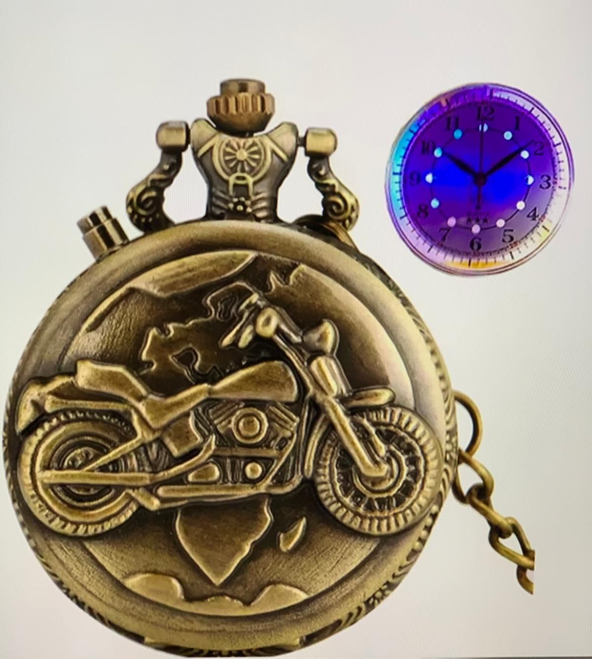 Een zakhorloge met een afbeelding van een motorfiets erop
