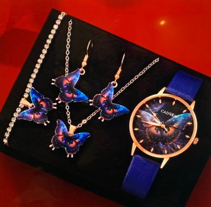 Een horlogeketting en oorbellenset met blauwe vlinders