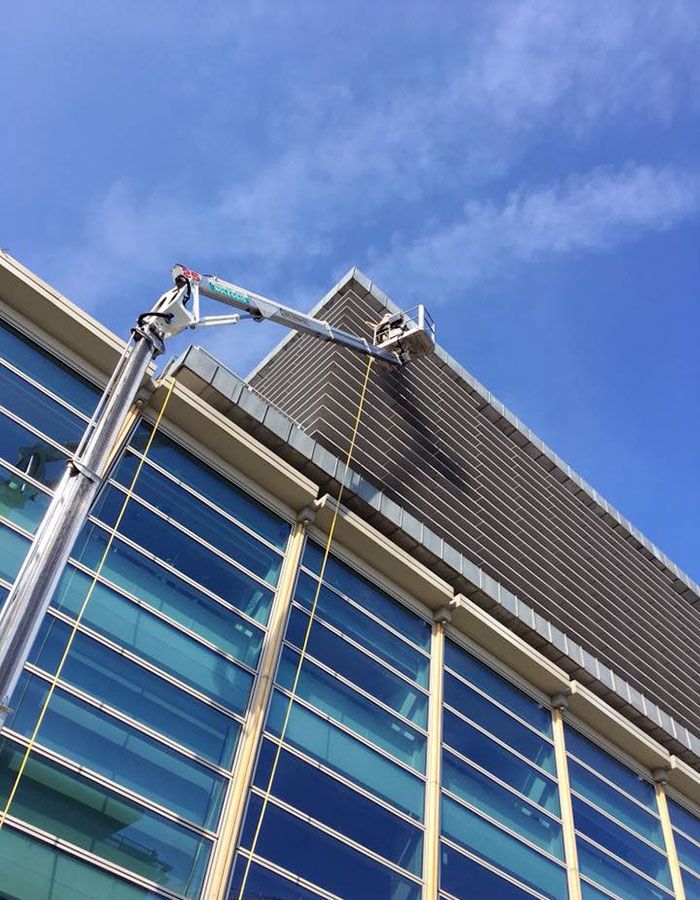 lavori in quota con piattaforma aerea