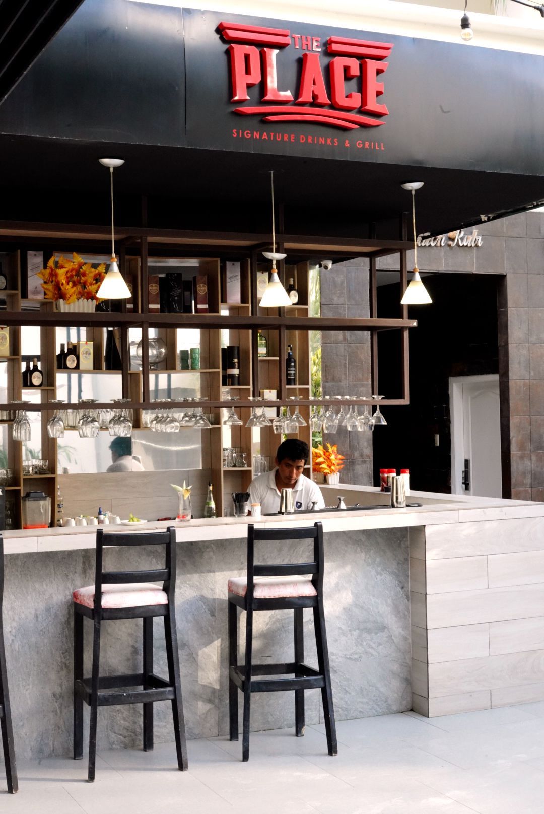 Un hombre se sienta en un bar en un restaurante.