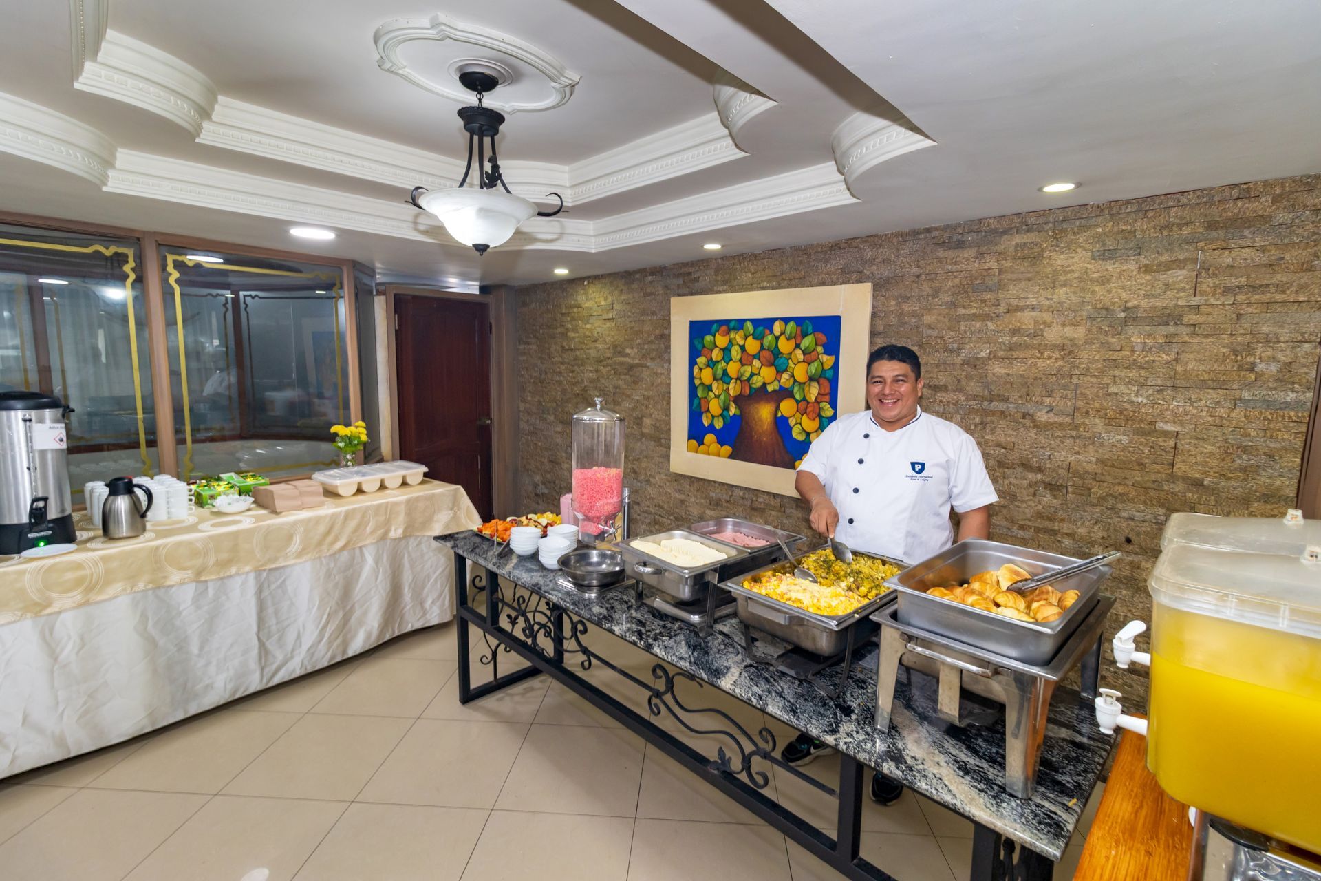 Una gran casa blanca con una piscina delante de ella.