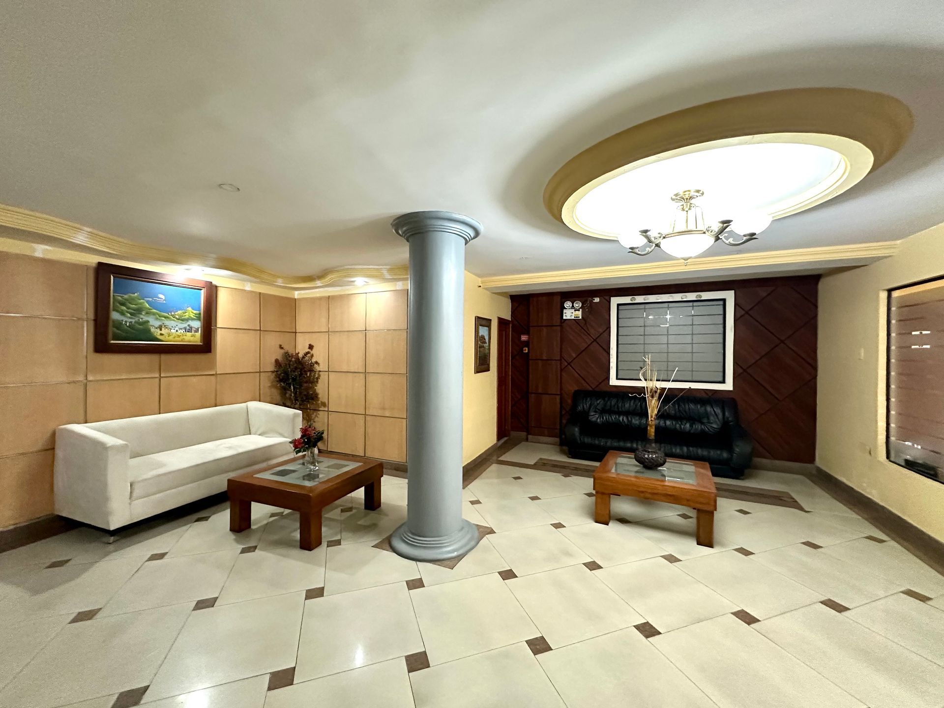 Una mujer está sentada en la playa sosteniendo una margarita azul.