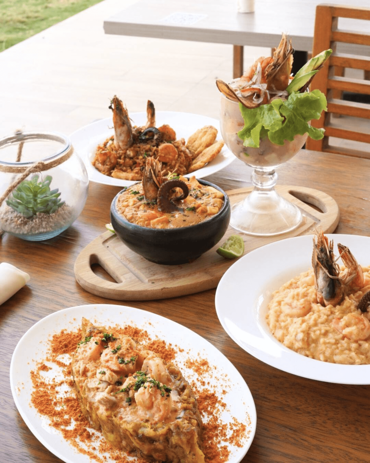 Una mesa cubierta con platos de comida y cuencos de comida.