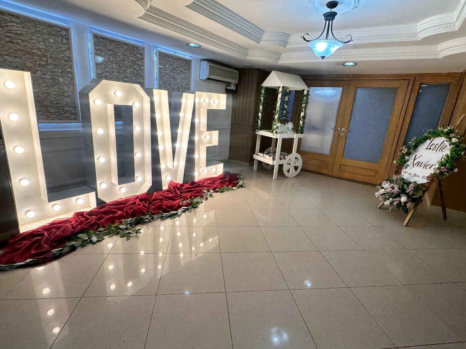 Una habitación con un cartel que dice amor.