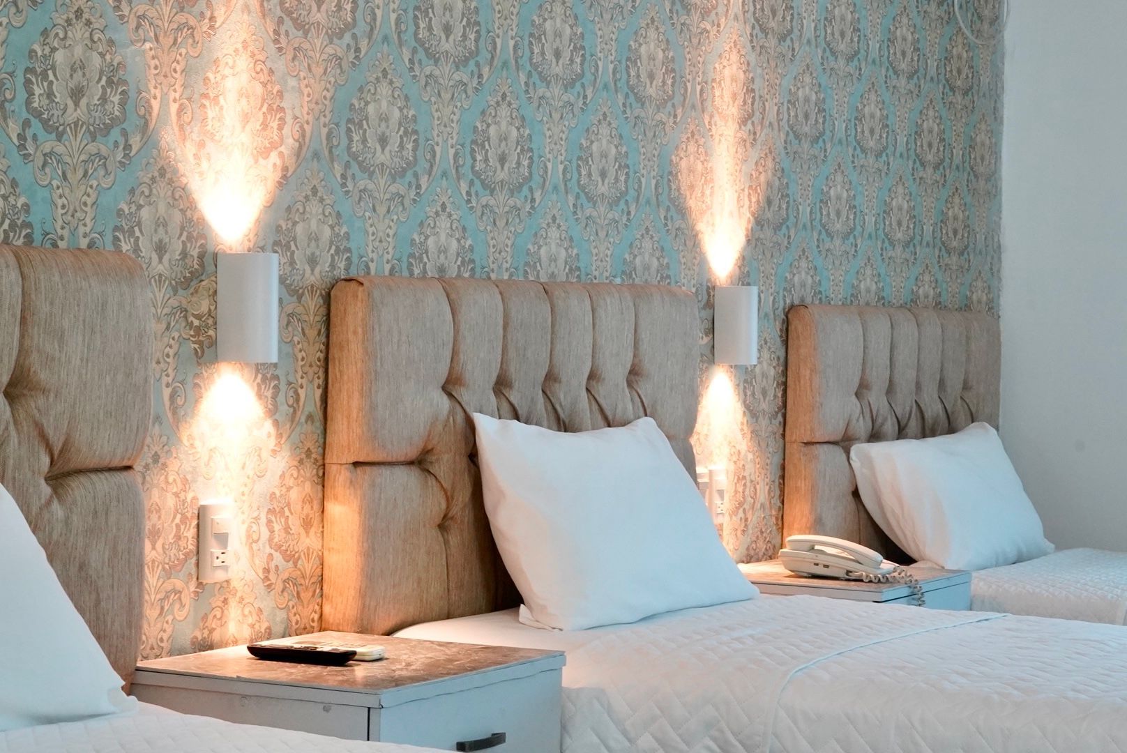 Una habitación de hotel con dos camas y dos mesitas de noche.