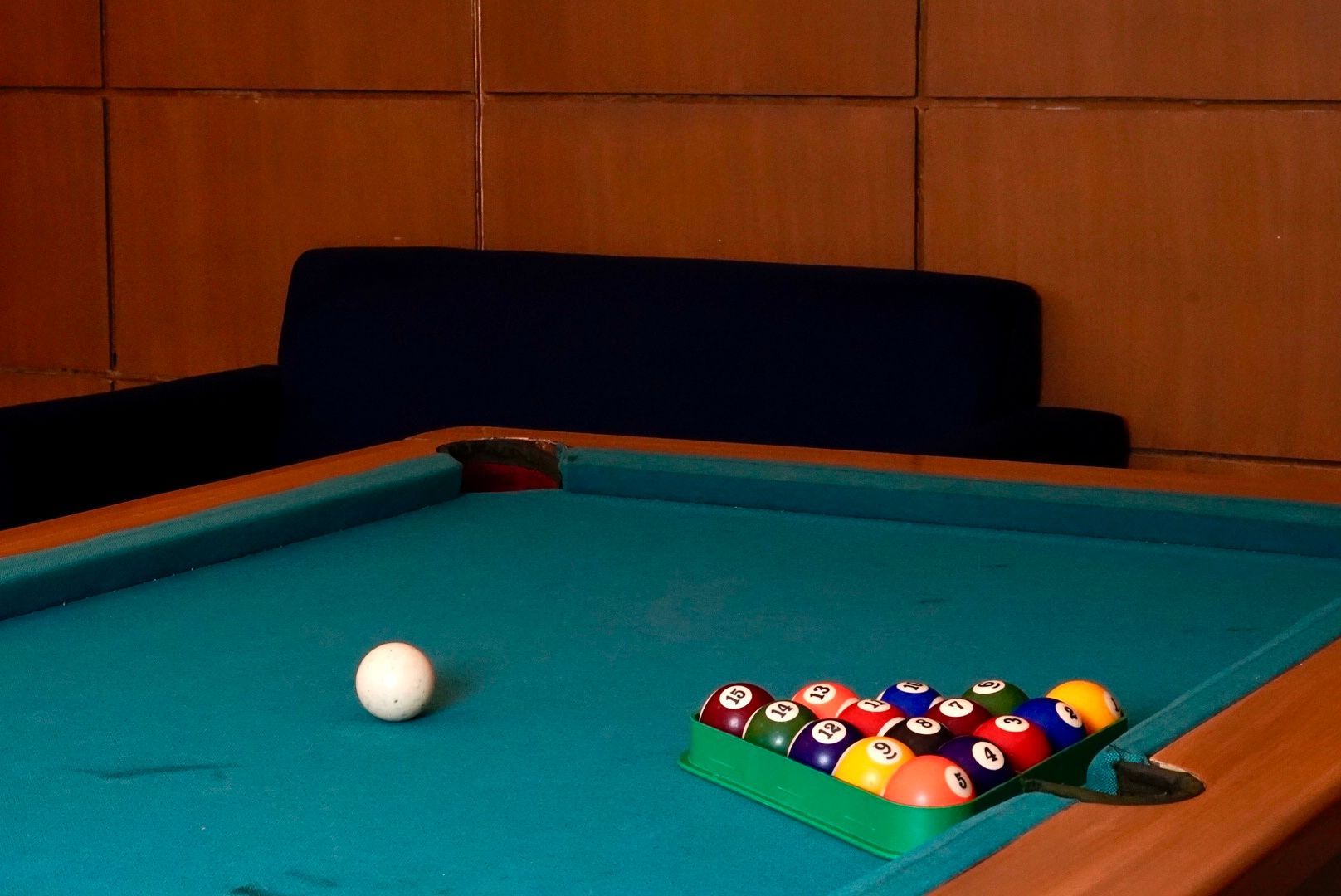 Una mesa de billar con una bola blanca sobre ella