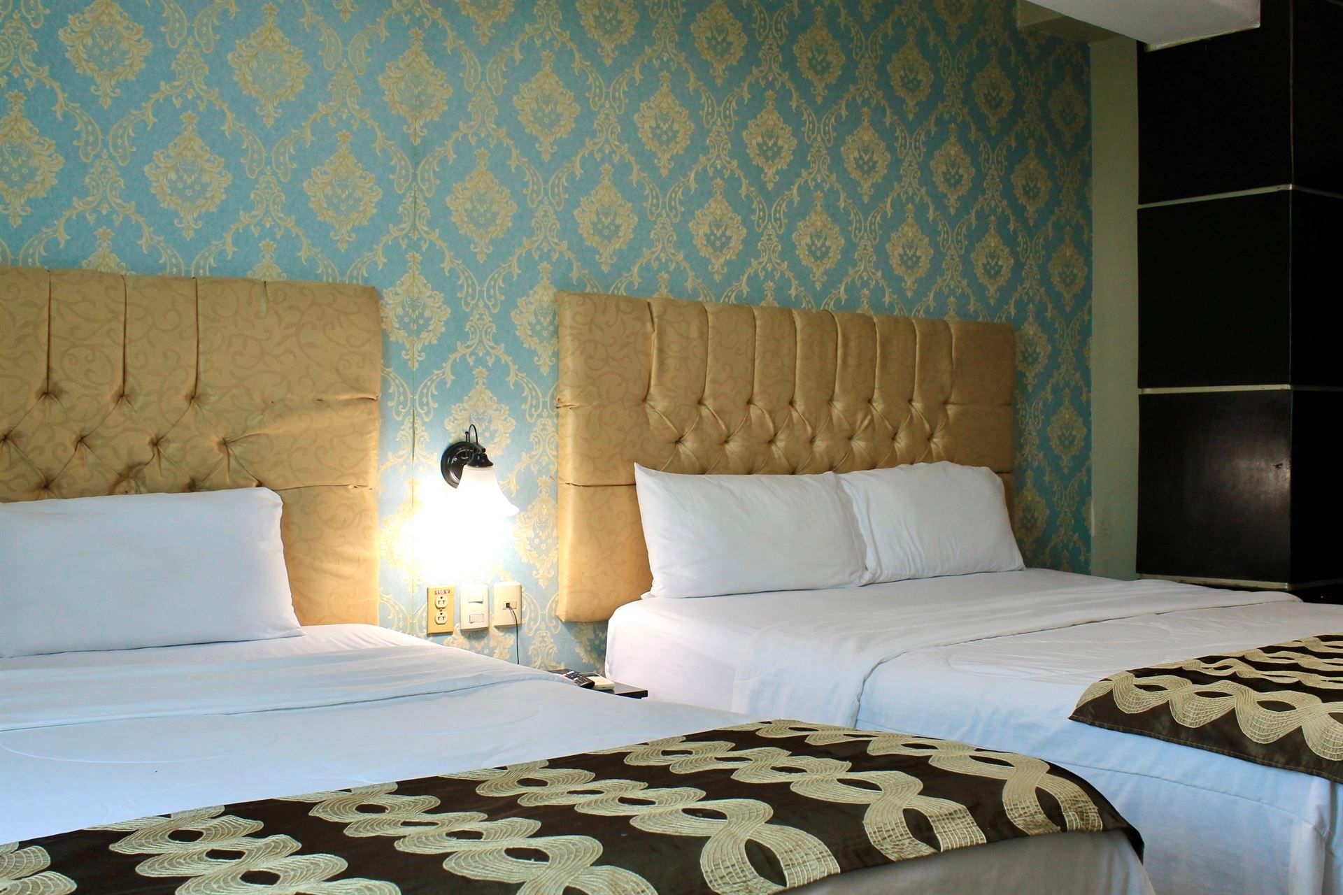 Una mujer está recibiendo un masaje en un spa.