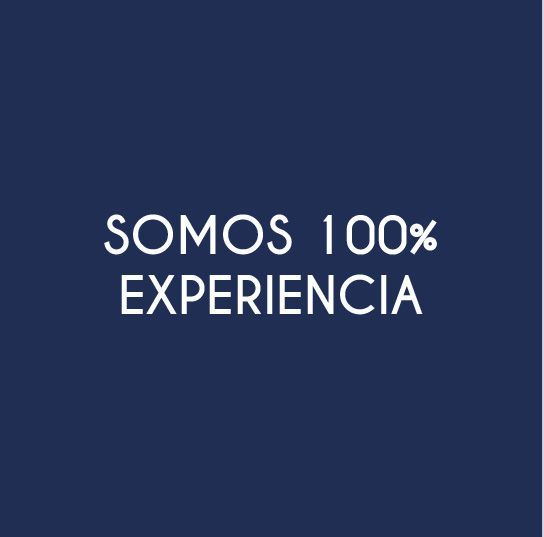 Un fondo azul con texto blanco que dice somos 100 % experiencia