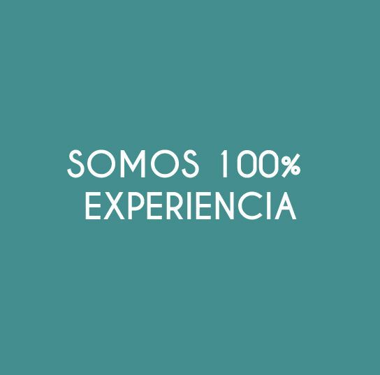 Un fondo azul con texto blanco que dice somos 100 % experiencia