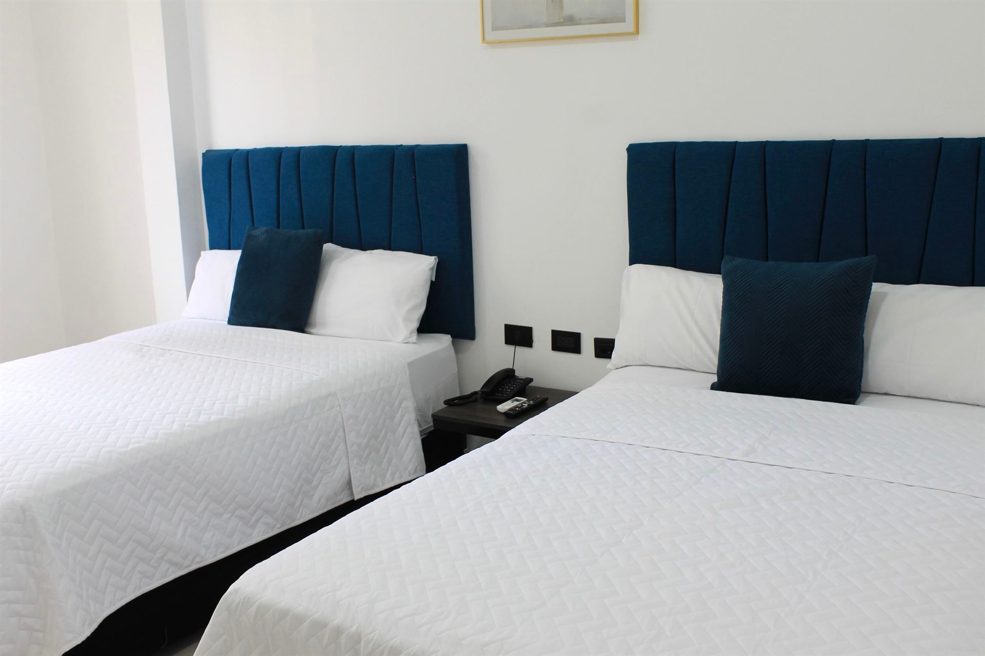 Tres platos de comida están sobre una mesa de madera.