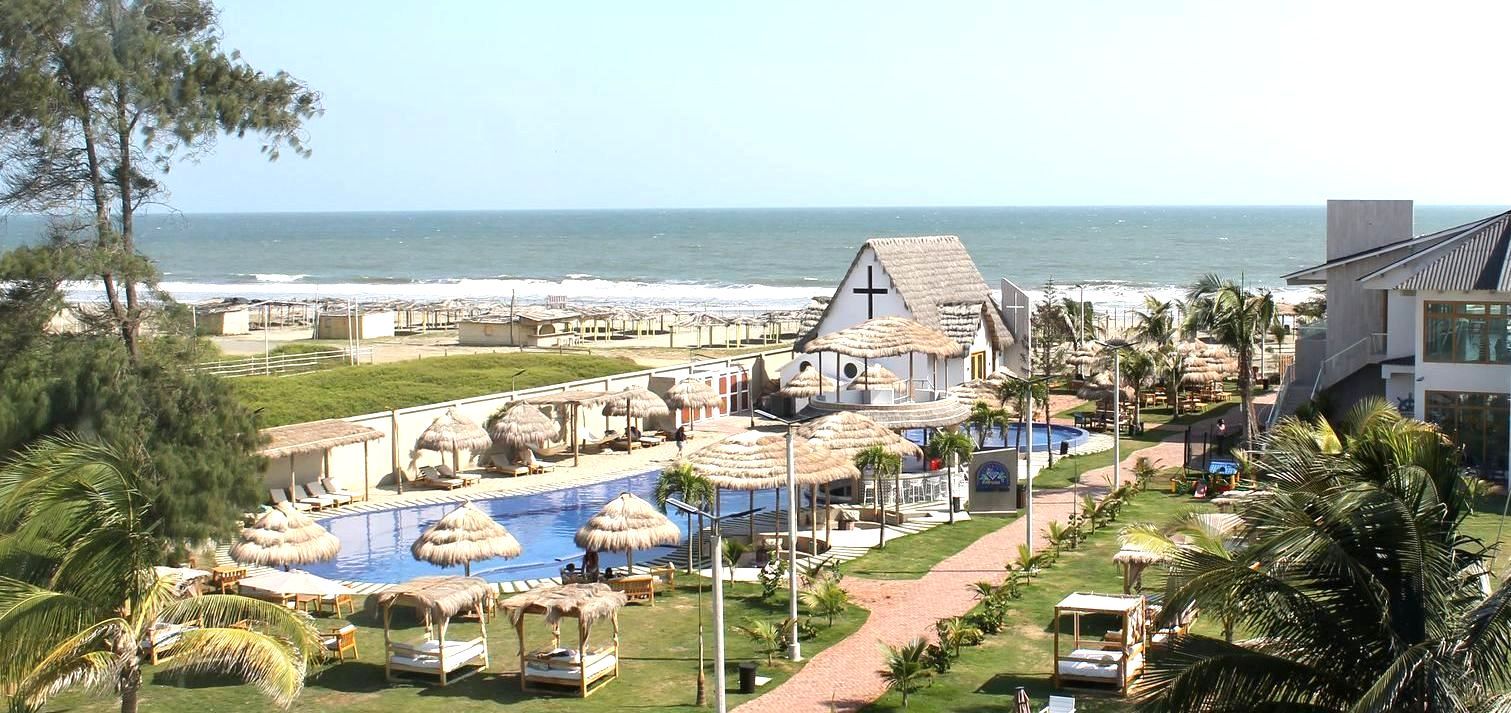 Una vista aérea de un balneario con piscina y sombrillas.
