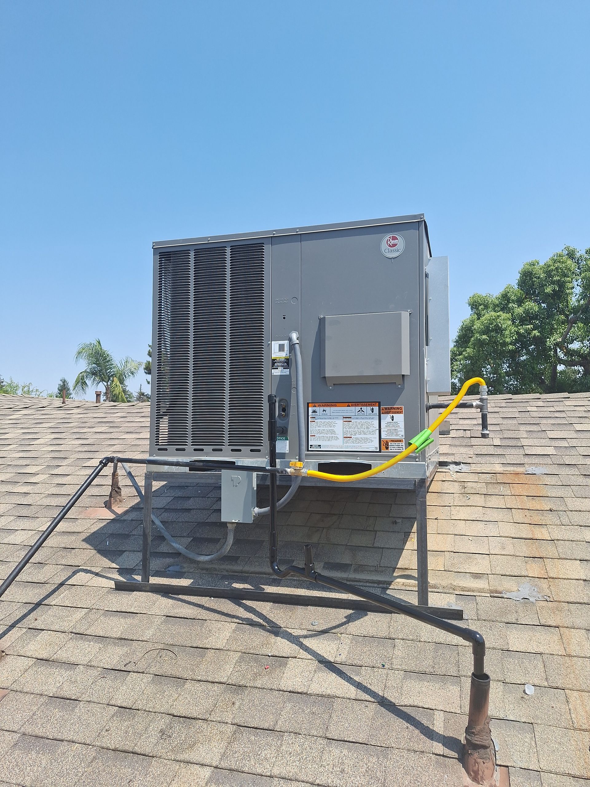 A large air conditioner is sitting on top of a roof.
