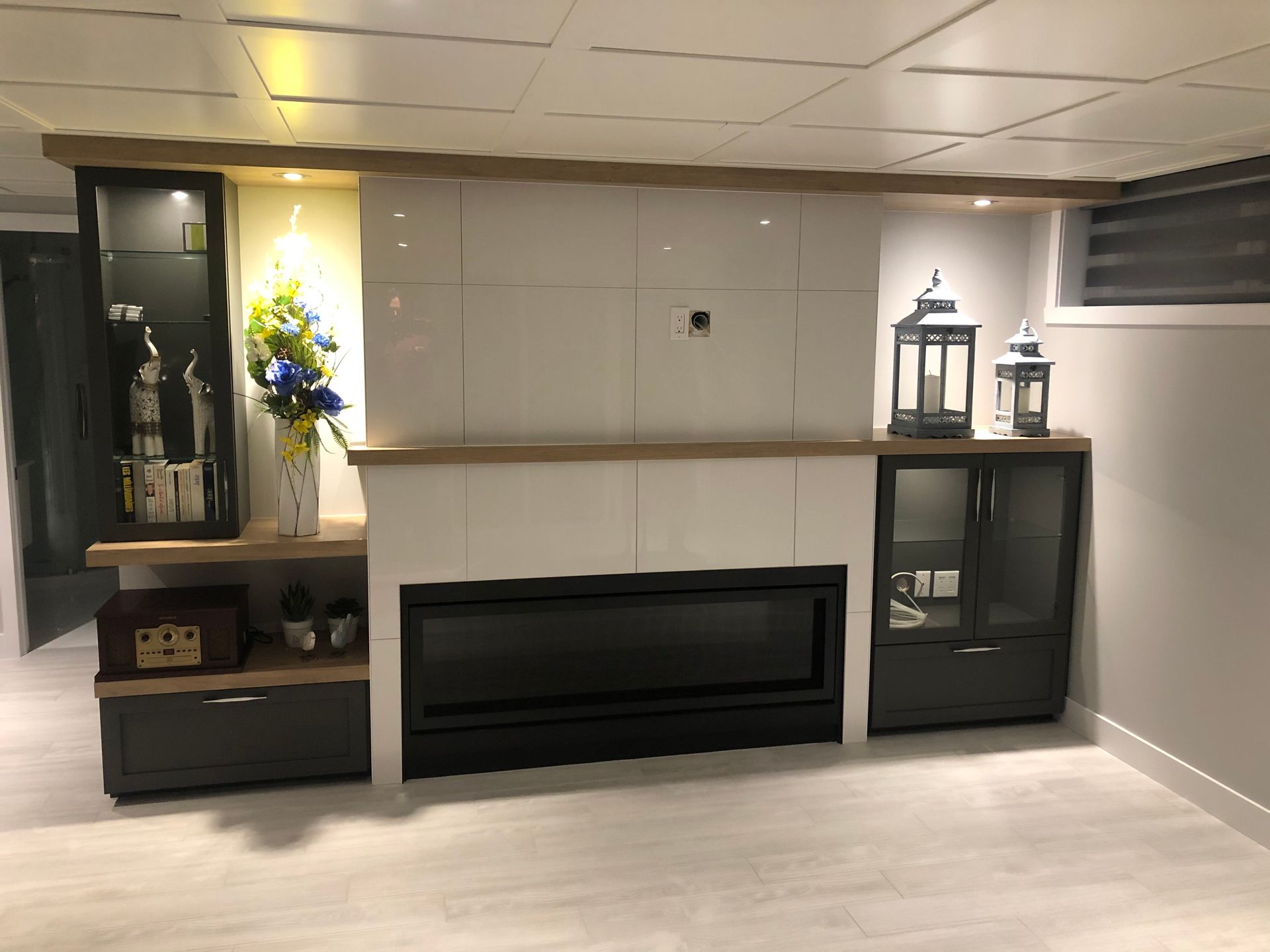 Un salon avec une cheminée et des lanternes sur l'étagère