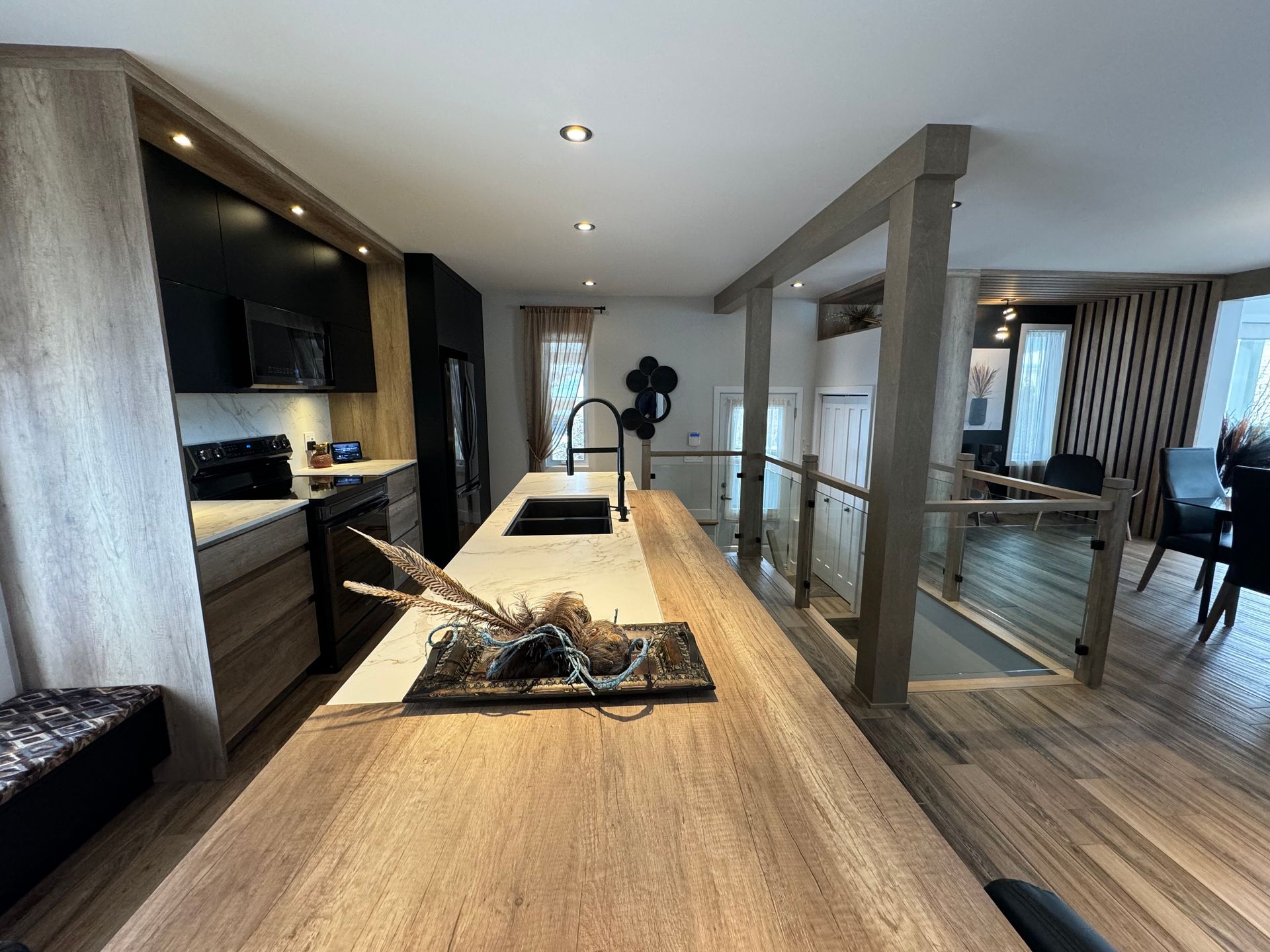 Une cuisine avec un grand îlot et un évier