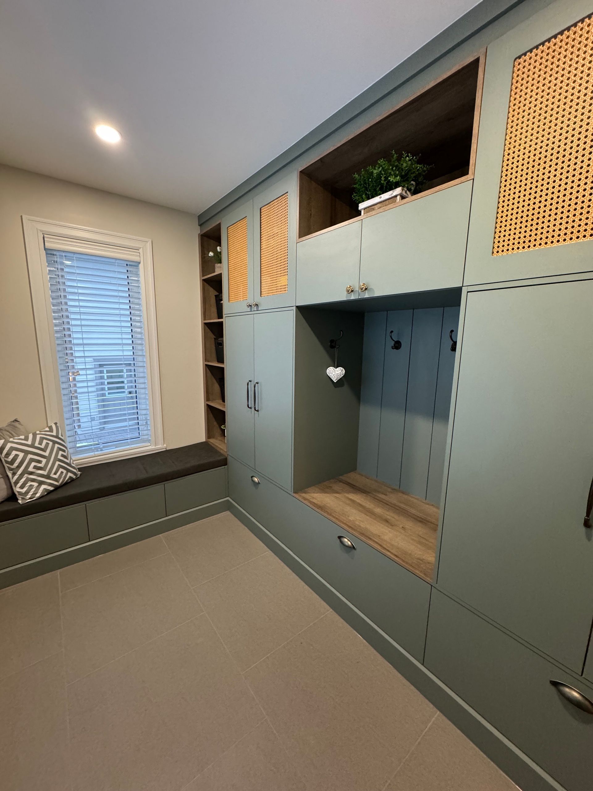 Il y a un siège près de la fenêtre au milieu de la pièce.